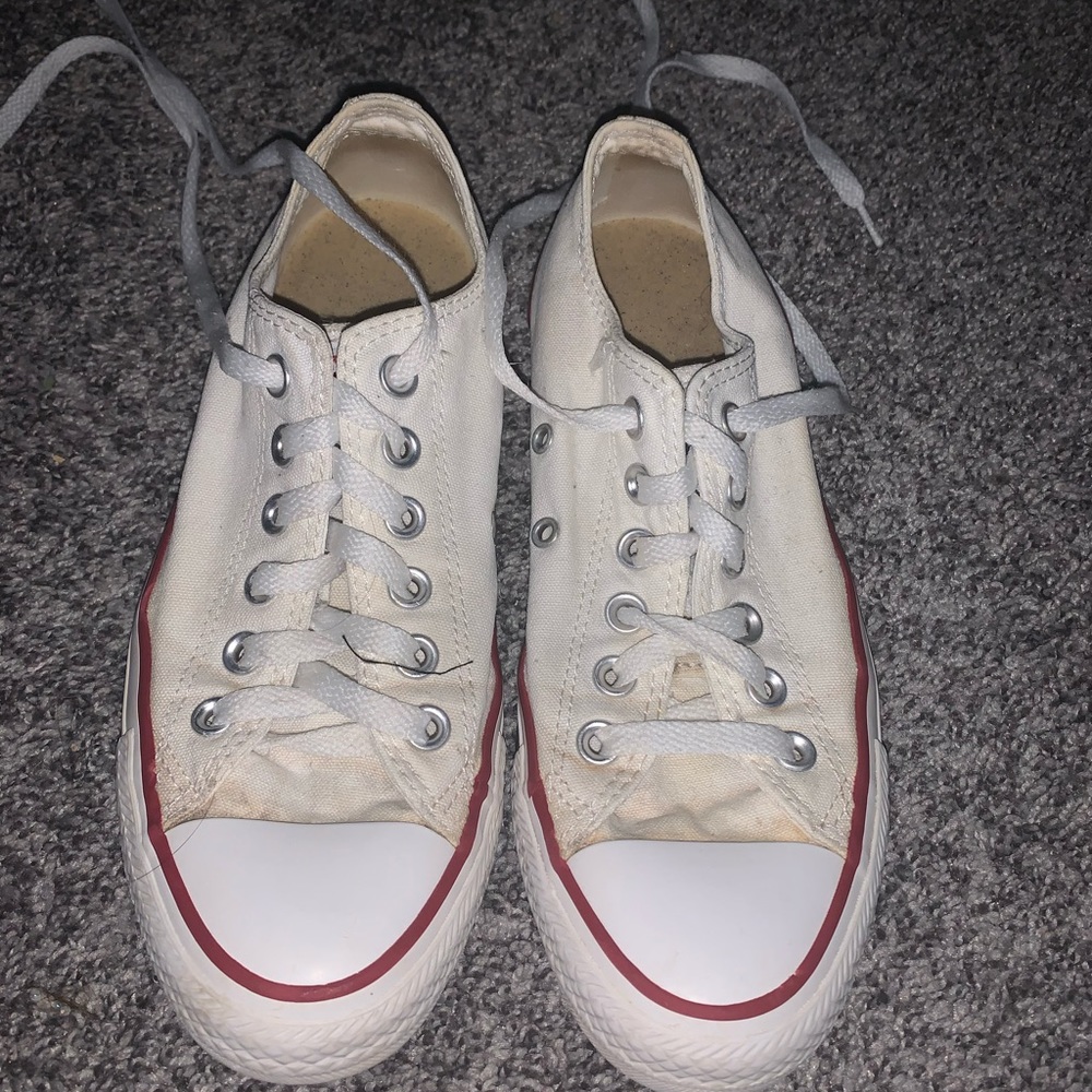 •• Low-Top White AllStar Converse ••